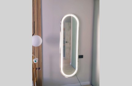 Велике дзеркало КАПСУЛА з фронтальним LED підсвічуванням на повний зріст в чорній металевій рамі 