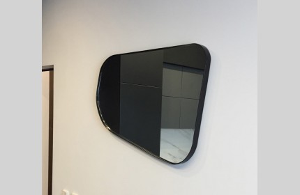 Дизайнерське дзеркало із закругленими кутами у чорній металевій рамі